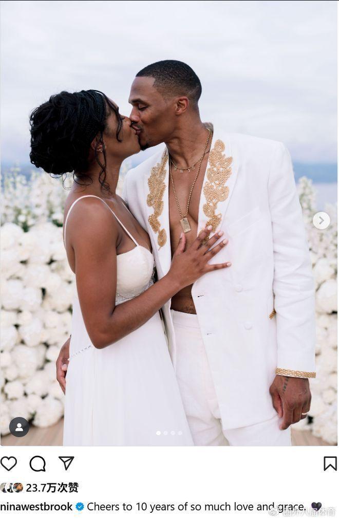 开云-威少晒与妻子10周年纪念日照！为爱人包下整艘邮轮 两人亲吻相拥