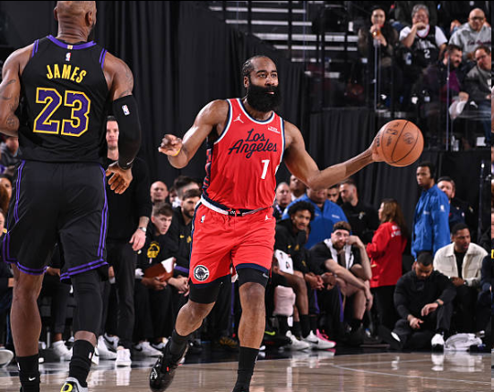 开云体育（官网）app下载-快船7人得分上双击败湖人！近17战14胜 篮板球比对手多15个